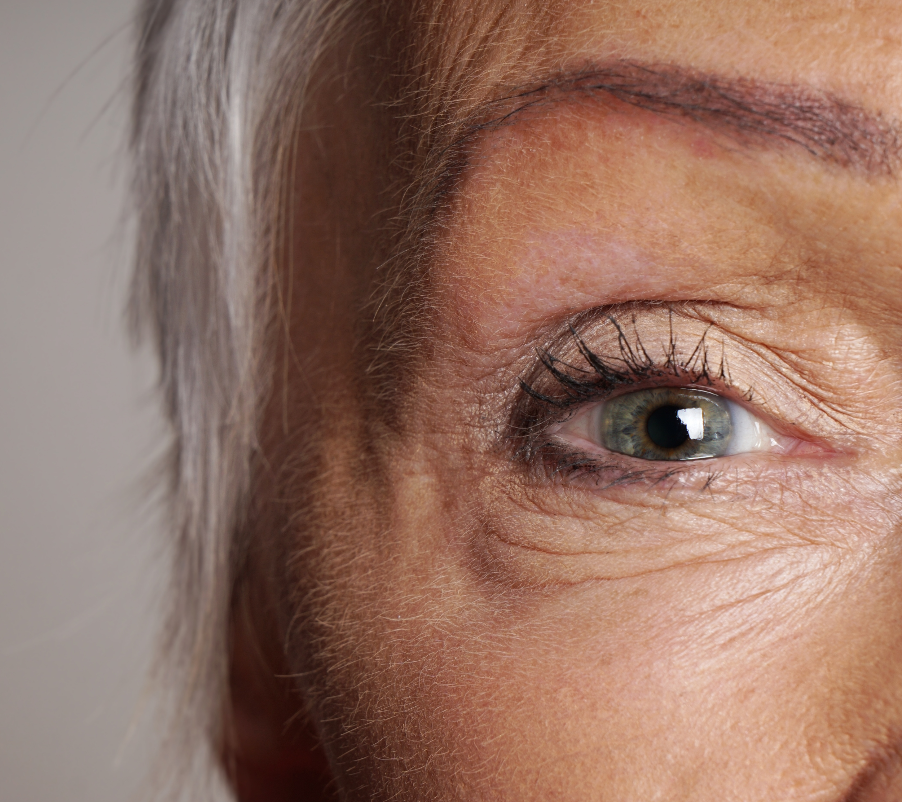 Warum Wimpernpflege auch im Alter wichtig ist