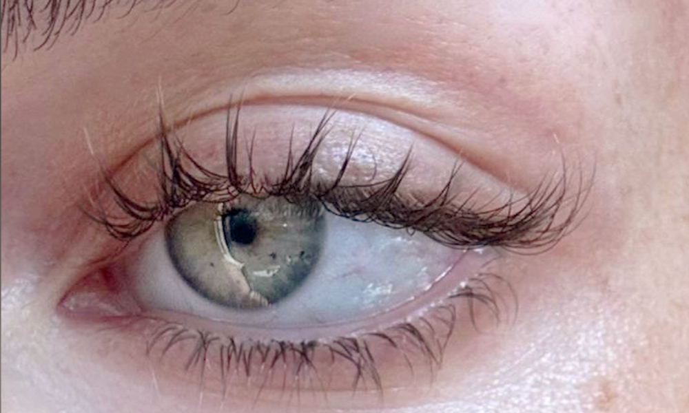 Nahaufnahme Wimpern nach der Anwendung des NOC. Cosmetics Wimpernserums – sichtbar längere und dichtere Wimpern