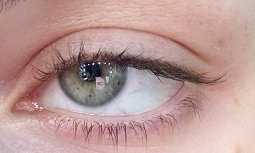 Nahaufnahme Wimpern vor der Anwendung des NOC. Cosmetics Wimpernserums – natürliche Wimpern ohne Serum